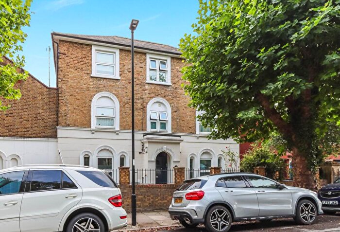 2 Bedroom Flat For Sale In Woodland House, Woodland Road, N11