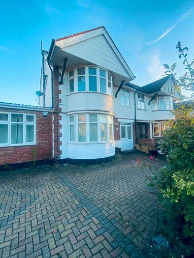 3 Bedroom Flat To Rent In Woodberry Avenue, Harrow, HA2