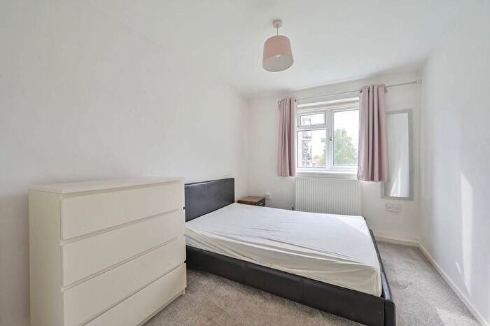 4 Bedroom Flat To Rent In Chobham Gardens, Southfields, London, SW19