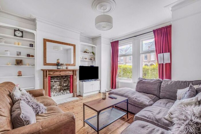 2 Bedroom Flat To Rent In Burnbury Road, Balham, SW12