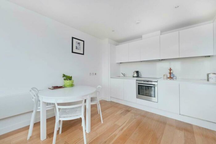 2 Bedroom Flat To Rent In Crampton Street, Elephant And Castle, London, SE17