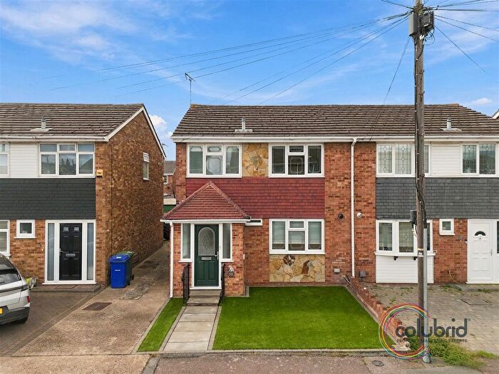 3 Bedroom Semi-Detached House For Sale In Halt Drive, Linford, SS17