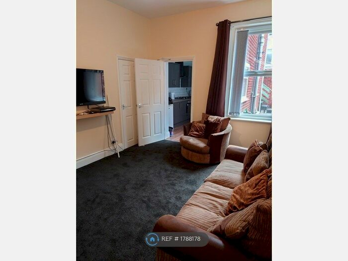 2 Bedroom Flat To Rent In Helmsley Road, Newcastle Upon Tyne, NE2