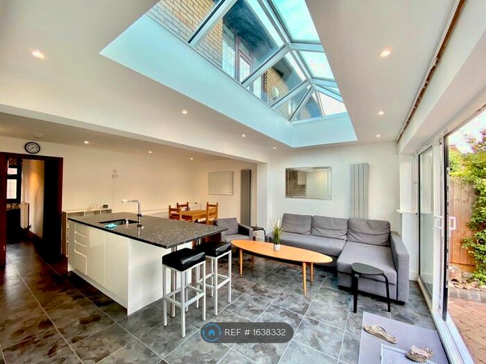 3 Bedroom Semi-Detached House To Rent In Simms Road, London, SE1