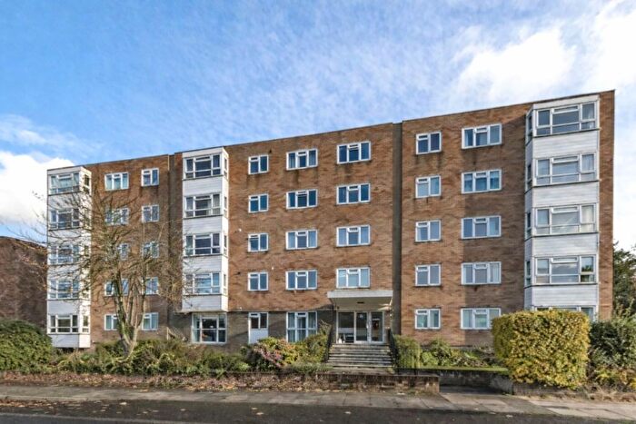 2 Bedroom Flat For Sale In Adelaide Road, Surbiton, KT6