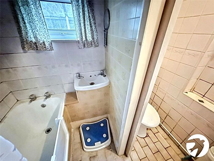 3 Bedroom End Of Terrace House For Sale In Cromer Road, Rochester, Kent, ME2