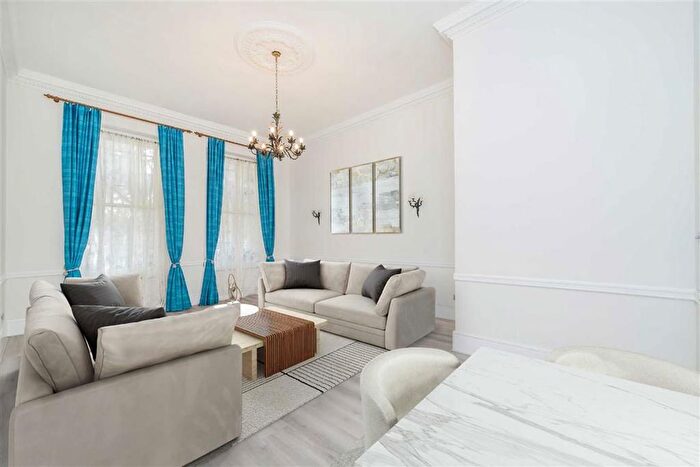 3 Bedroom Flat To Rent In Queen's Gate, London, SW7