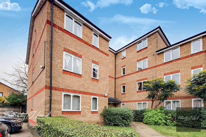 2 Bedroom Apartment For Sale In Telegraph Place, London, E14