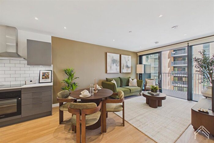 2 Bedroom Flat To Rent In Manser House, London, TW8