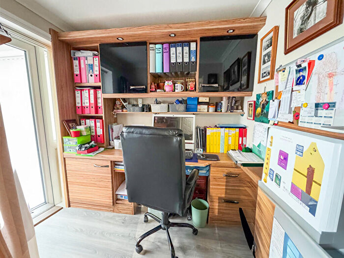 3 Bedroom Semi-Detached House For Sale In Caernarvon Close, Hockley, SS5