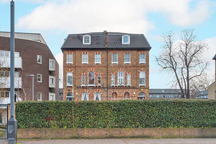 3 Bedroom Flat To Rent In Brixton Road, Brixton, London, SW9