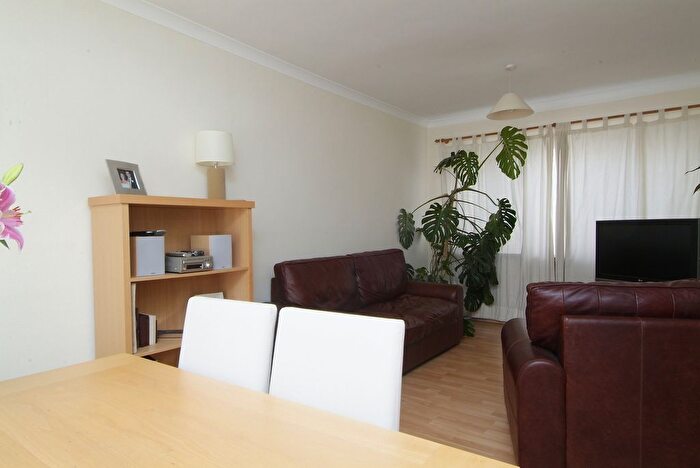 3 Bedroom Flat For Sale In Sheen Road, Richmond, TW9