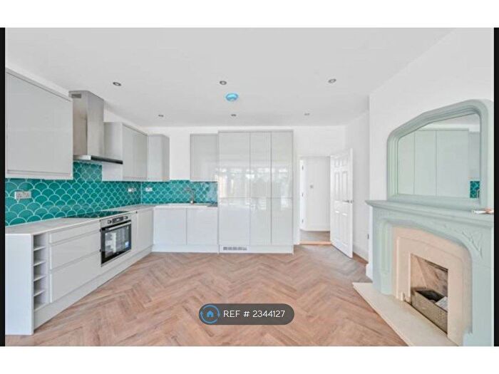 2 Bedroom Flat To Rent In Crown Lane, London, SW16