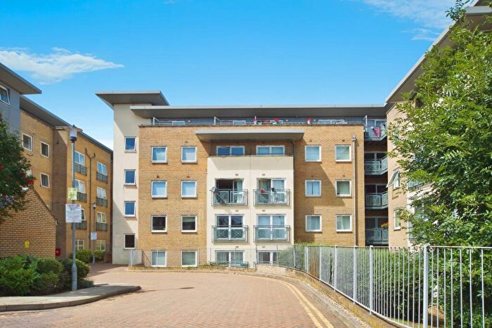 2 Bedroom Flat For Sale In Cline Road, London, London, N11