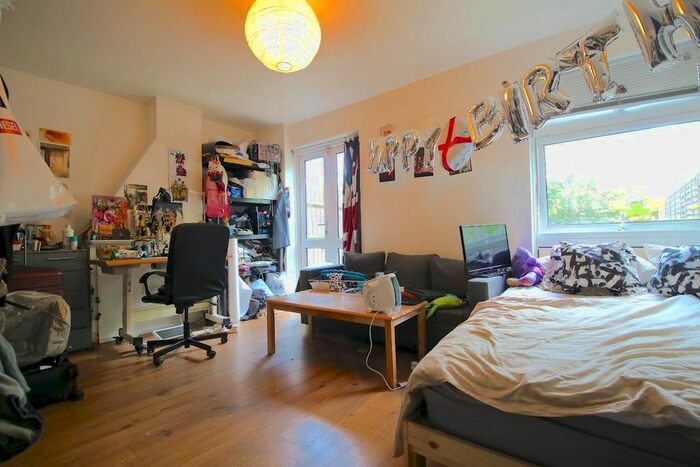 3 Bedroom Flat To Rent In Gale Street, London, E3
