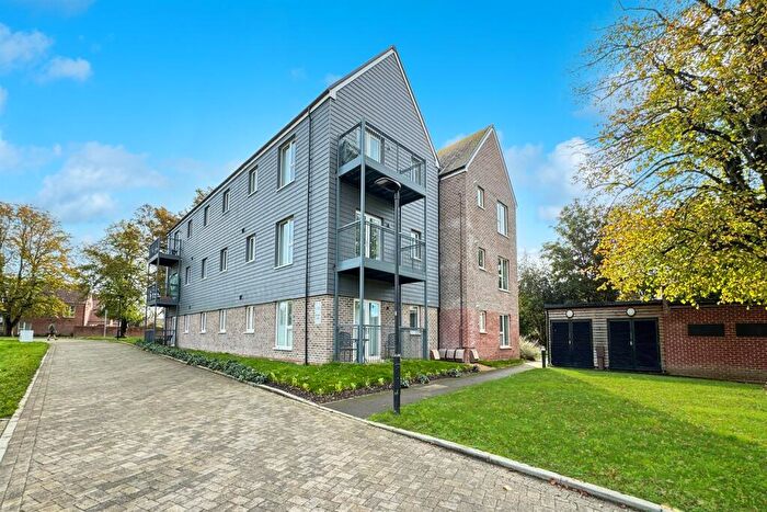 2 Bedroom Flat To Rent In Bedroom First Floor Flat In Chichester, PO19