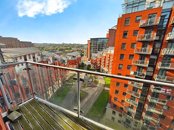2 Bedroom Flat To Rent In Gotts Road, Leeds, West Yorkshire, LS12