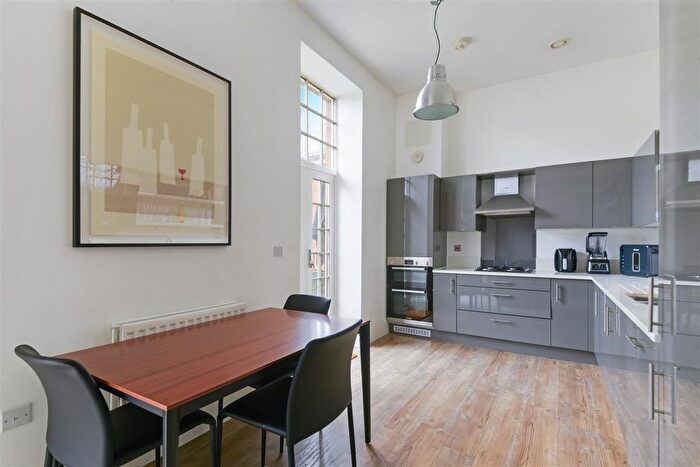 2 Bedroom Flat For Sale In Glanville Way, Epsom, KT19