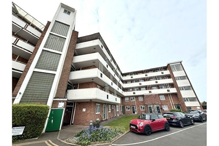 2 Bedroom Flat To Rent In London Road, Westcliff-on-Sea, Essex, SS0