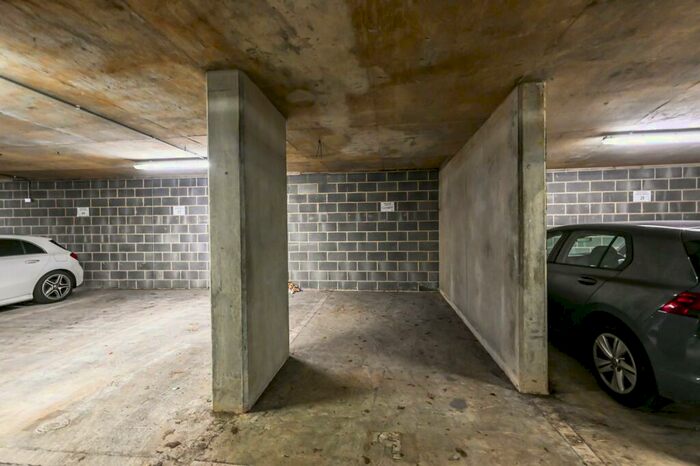 Garage / Parking To Rent In Plough Road, Battersea, SW11