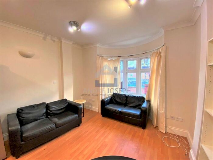 3 Bedroom Flat To Rent In Montana Road, Tooting Bec, London, SW17