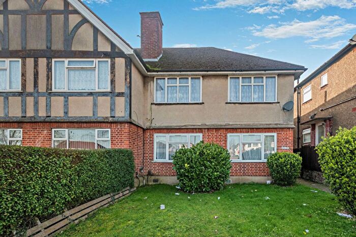 2 Bedroom Maisonette For Sale In Honeypot Lane, Stanmore, HA7