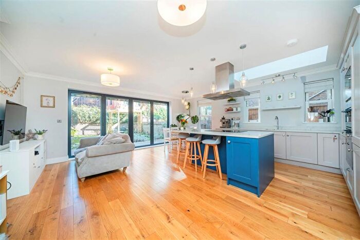 3 Bedroom Flat For Sale In Pennard Road, Shepherds Bush, W12