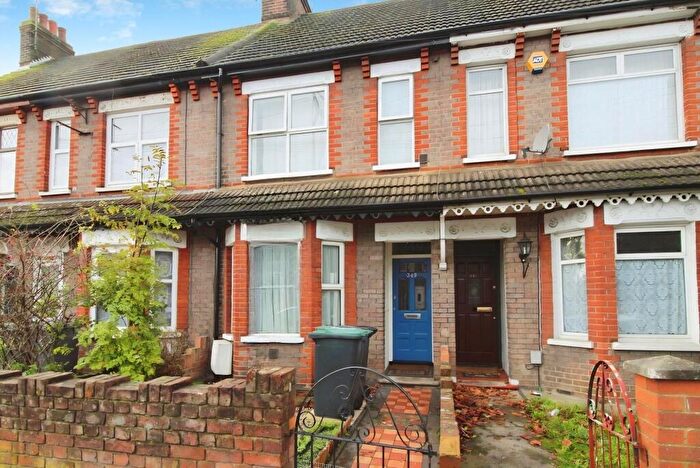 3 Bedroom Terraced House For Sale In Beechwood Road, Leagrave, Luton, LU4