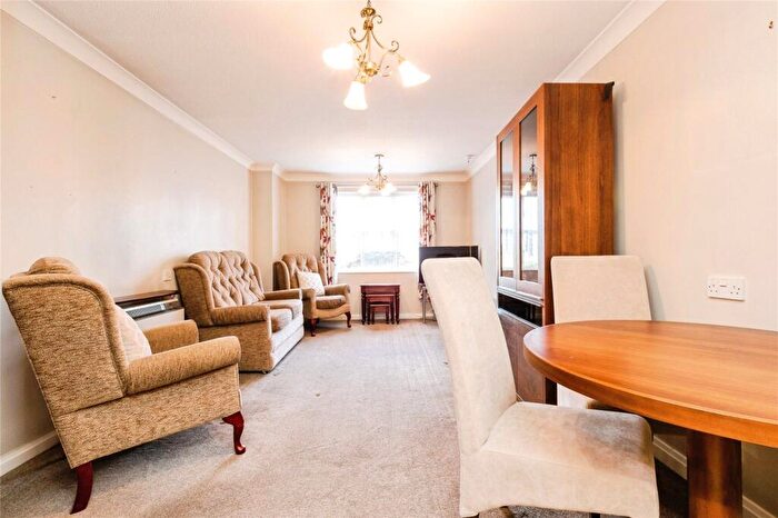1 Bedroom Apartment For Sale In Cromwell Lodge, Barking, IG11