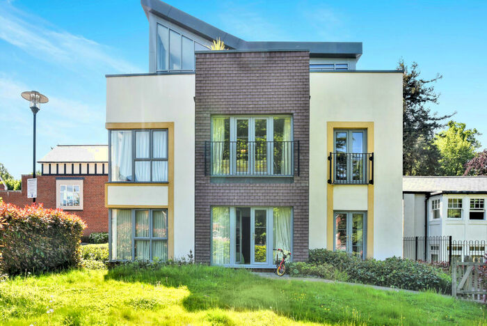 2 Bedroom Apartment To Rent In Boxgrove Gardens, Guildford, GU1