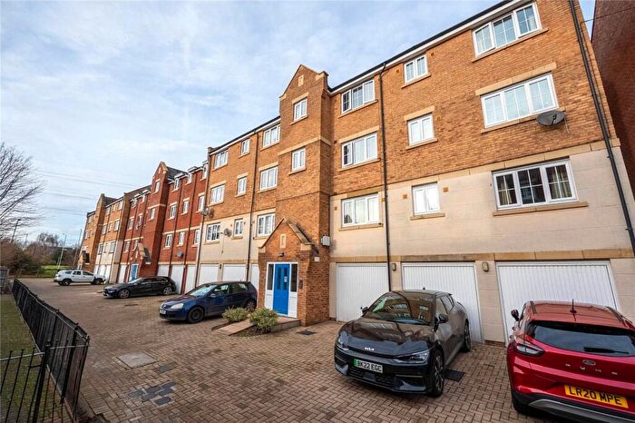 2 Bedroom Apartment For Sale In Bramley Court, Dunstable, Bedfordshire, LU5