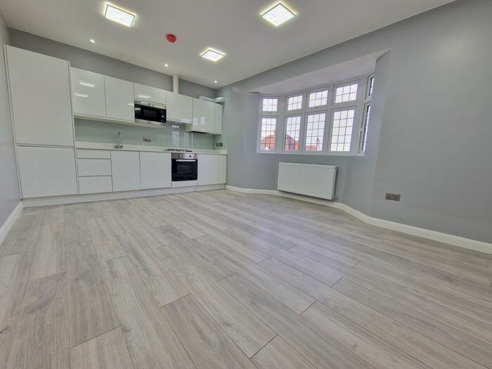 3 Bedroom Flat To Rent In The Riding, London, NW11