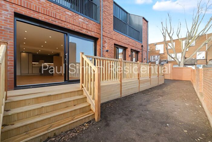 2 Bedroom Flat For Sale In Roman Way, Islington, London, N7