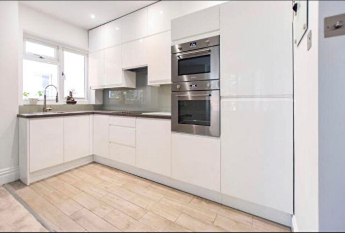 2 Bedroom Flat To Rent In Bushmead Avenue, Bedford, MK40