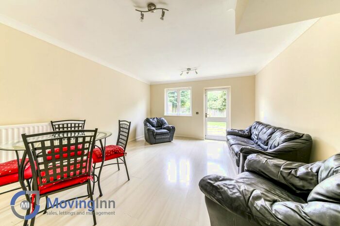 3 Bedroom Semi-Detached House To Rent In Silver Birch Close, Sydenham, SE6