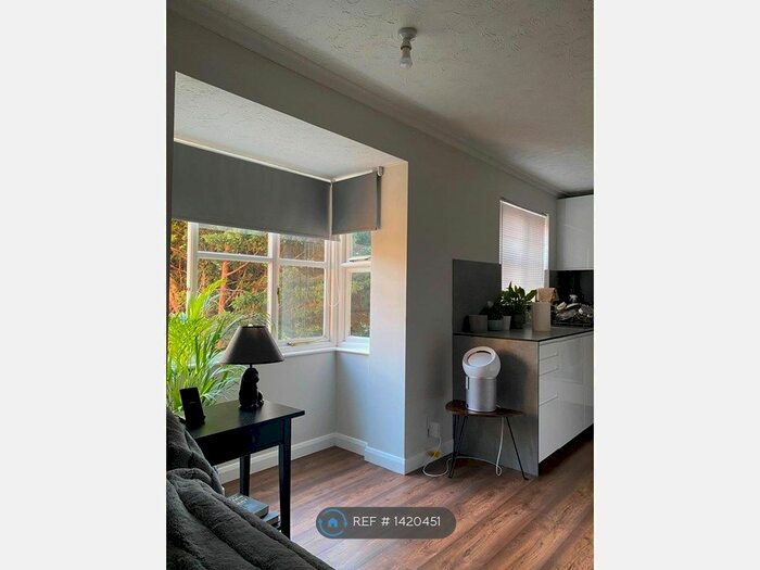 Studio To Rent In Lowry Court, London, SE16