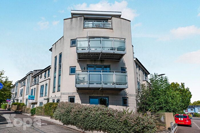 2 Bedroom Flat For Sale In Springhead Parkway, Gravesend, DA11