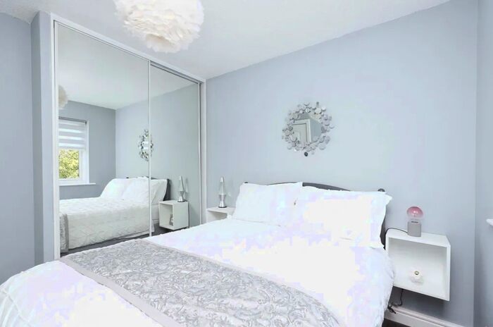 2 Bedroom Flat To Rent In Putney Hill, London, SW15