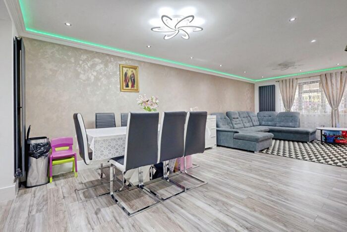 3 Bedroom Terraced House For Sale In Broomfields Mews, Basildon, SS13