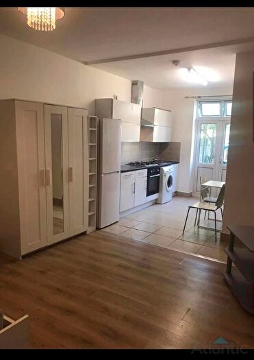 End Of Terrace House To Rent In Wolves Lane, Palmers Green, N13