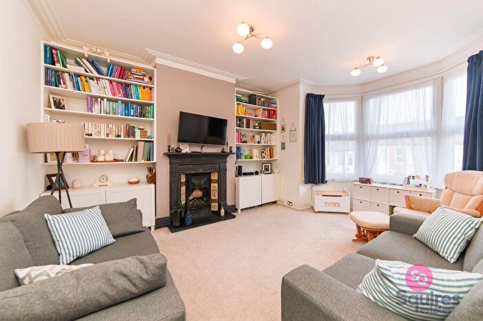3 Bedroom Flat For Sale In Dollis Road, London, N3