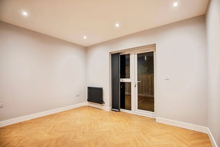2 Bedroom Flat To Rent In Limes Grove, London, SE13