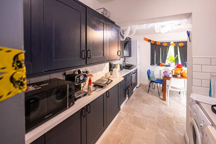 5 Bedroom House To Rent In Ash Gardens, Leeds, LS6