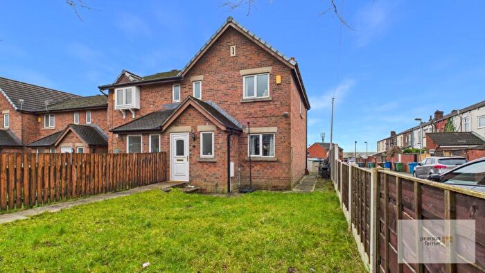 3 Bedroom Town House For Sale In Clarence Close, Chesham, Bury, BL9