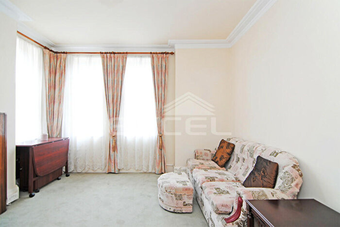 Cottage To Rent In Park Drive, London, NW11