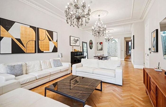 4 Bedroom Flat To Rent In Eccleston Square, Westminster, SW1V