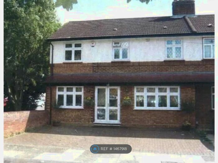4 Bedroom Semi-Detached House To Rent In Myrtle Road, London, N13
