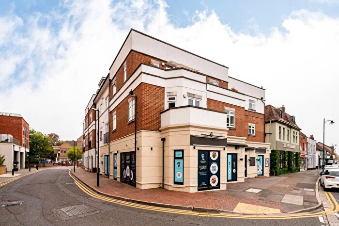 2 Bedroom Flat For Sale In Crown Lane, Maidenhead, SL6