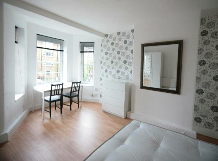 3 Bedroom Flat To Rent In Kennington Oval, Oval, London, SE11