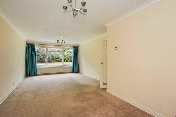 2 Bedroom Ground Flat To Rent In Coniston Court, Weybridge, KT13